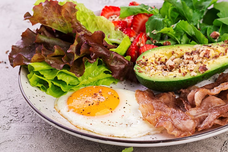 plate-with-keto-diet-food-fried-egg-bacon-avocado-arugula-strawberries-keto-breakfast_2829-17292